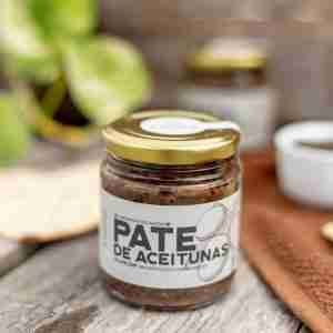 Paté de Aceitunas Negras. Rancho Kiaora. Este paté está cargado de fuerza, de amargo, de sabores que llegan a llamar la atención. Un paté que no pasa desapercibido, y que seguramente quieras volver a probar una y otra vez. 175 gramos. Producto Vegano