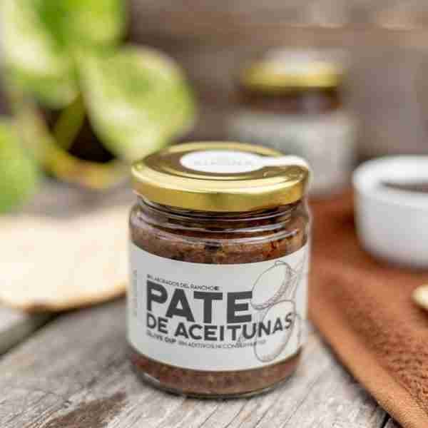 Paté de Aceitunas Negras. Rancho Kiaora. Este paté está cargado de fuerza, de amargo, de sabores que llegan a llamar la atención. Un paté que no pasa desapercibido, y que seguramente quieras volver a probar una y otra vez. 175 gramos. Producto Vegano