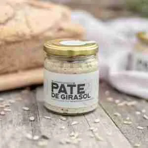 Paté de Girasol. Rancho Kiaora. Este paté es el reemplazo perfecto para tu queso crema clásico. Porque no solo lo reemplaza por su untabilidad, sino que este pequeño frasco viene cargado de vitamina E, de proteínas vegetales, de calcio, de fósforo, y tantos nutrientes más. 175 gramos. Producto Vegano