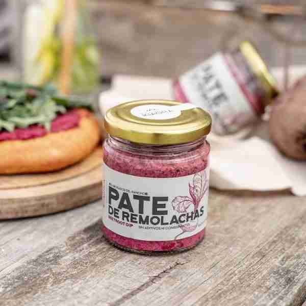 Paté de Remolachas. Rancho Kiaora. Dicen que los opuestos se atraen y este pate no es la excepción. La dulzura de la remolacha se complementa perfectamente con el ácido del jengibre y juntos nos regalan este paté que es puro sabor y color! 175 gramos. Producto Vegano