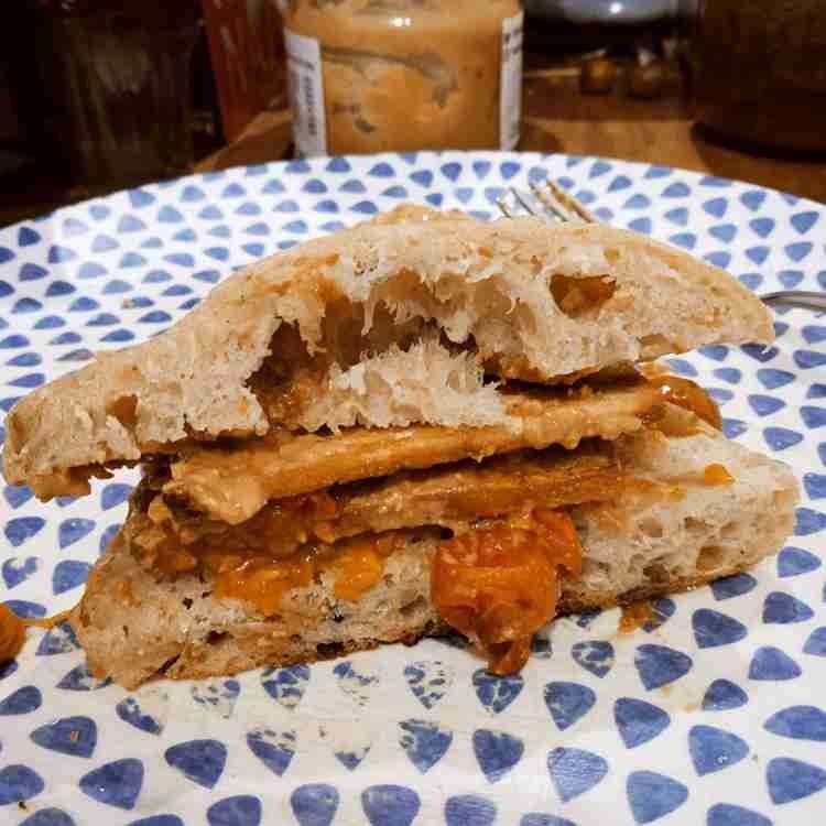 Tofu con Mantequilla de Maní y tomates cherry. Sandwich 3. La Cocina de Gualberto. emarket Uruguay. emarket Latinoamérica. Negocios Latinoamérica